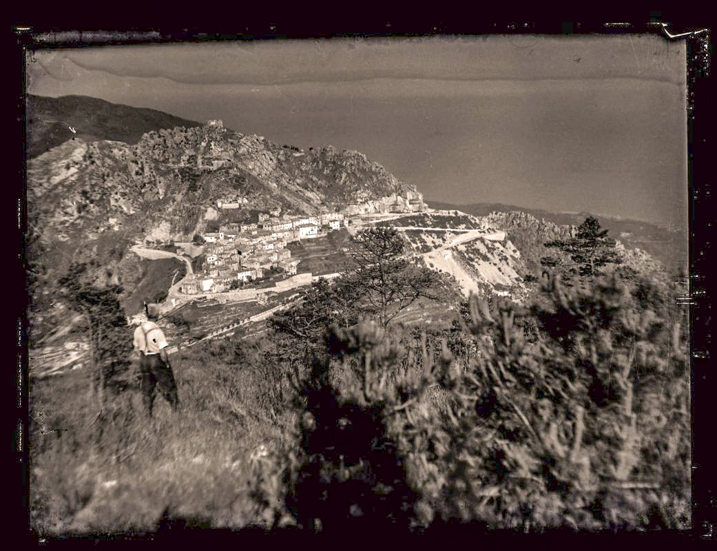 Ligne Maginot - SAINTE AGNES (SAG) - EO9 - (Ouvrage d'artillerie) - L'ouvrage avec sa route d'accès aux blocs Sud en cours de construction et le tracé du plan incliné pour le funiculaire du bloc Nord, au dessus du cimetière.