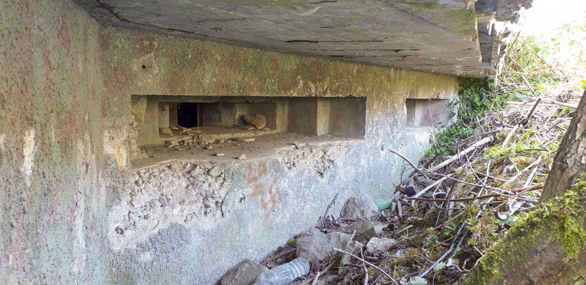 Ligne Maginot - WANTZENAU GARE - (PC de Sous-Quartier) - Les créneaux du chambre de tir nord  - Les Gardiens du Rhin