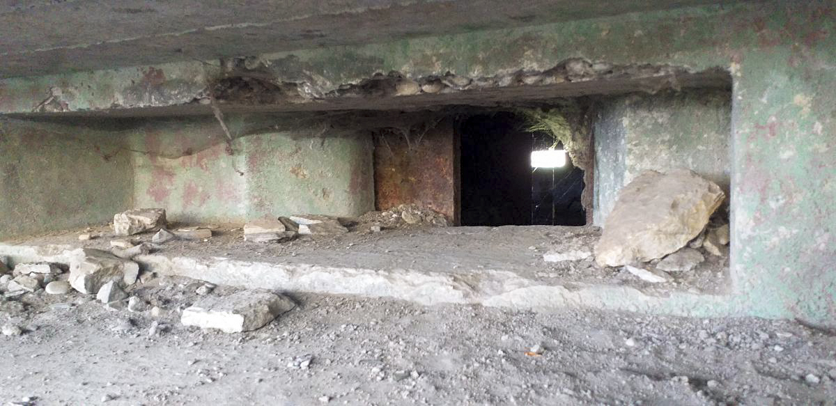 Ligne Maginot - WANTZENAU GARE - (PC de Sous-Quartier) - Chambre de tir nord - créneau de gauche - Les Gardiens du Rhin