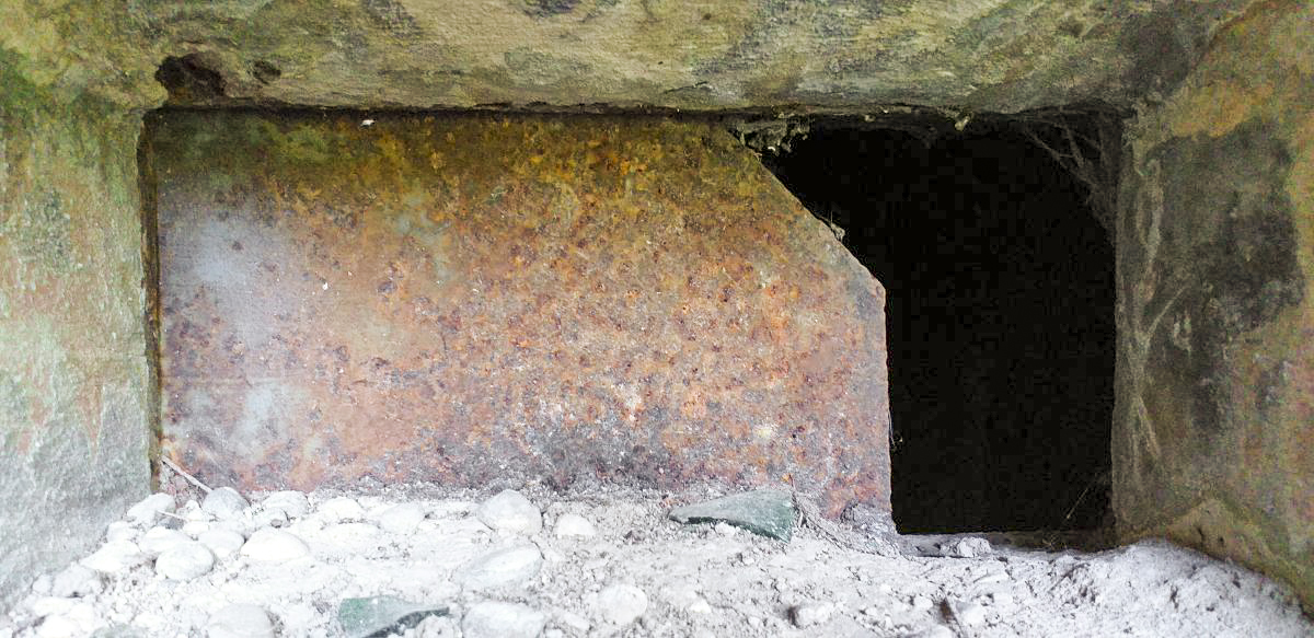 Ligne Maginot - WANTZENAU GARE - (PC de Sous-Quartier) - Créneau FM de défense de l'entrée
Volet d'embrasure de créneau FM type A - Les Gardiens du Rhin