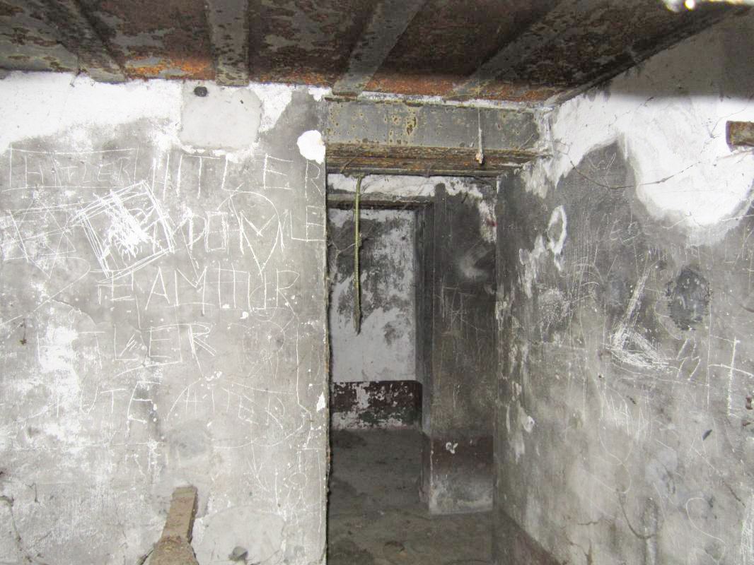 Ligne Maginot - WANTZENAU GARE - (PC de Sous-Quartier) - Chambre de tir ouest (2 FM) - Les Gardiens du Rhin