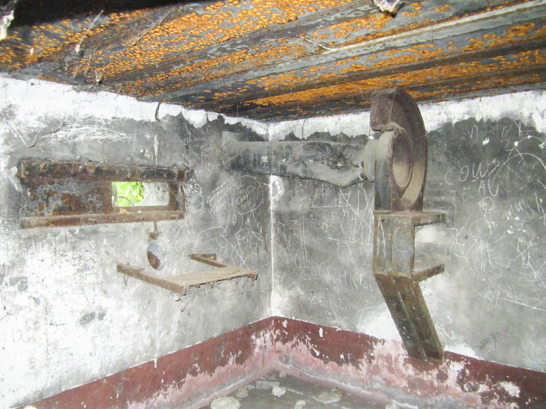 Ligne Maginot - WANTZENAU GARE - (PC de Sous-Quartier) - Chambre de tir est (1 M et 2 FM) - Les Gardiens du Rhin