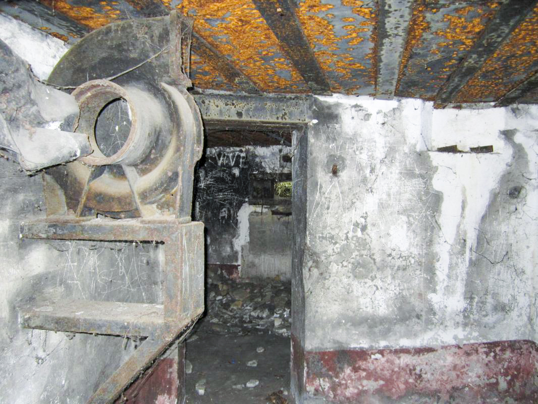 Ligne Maginot - WANTZENAU GARE - (PC de Sous-Quartier) - Chambre de tir est - Les Gardiens du Rhin