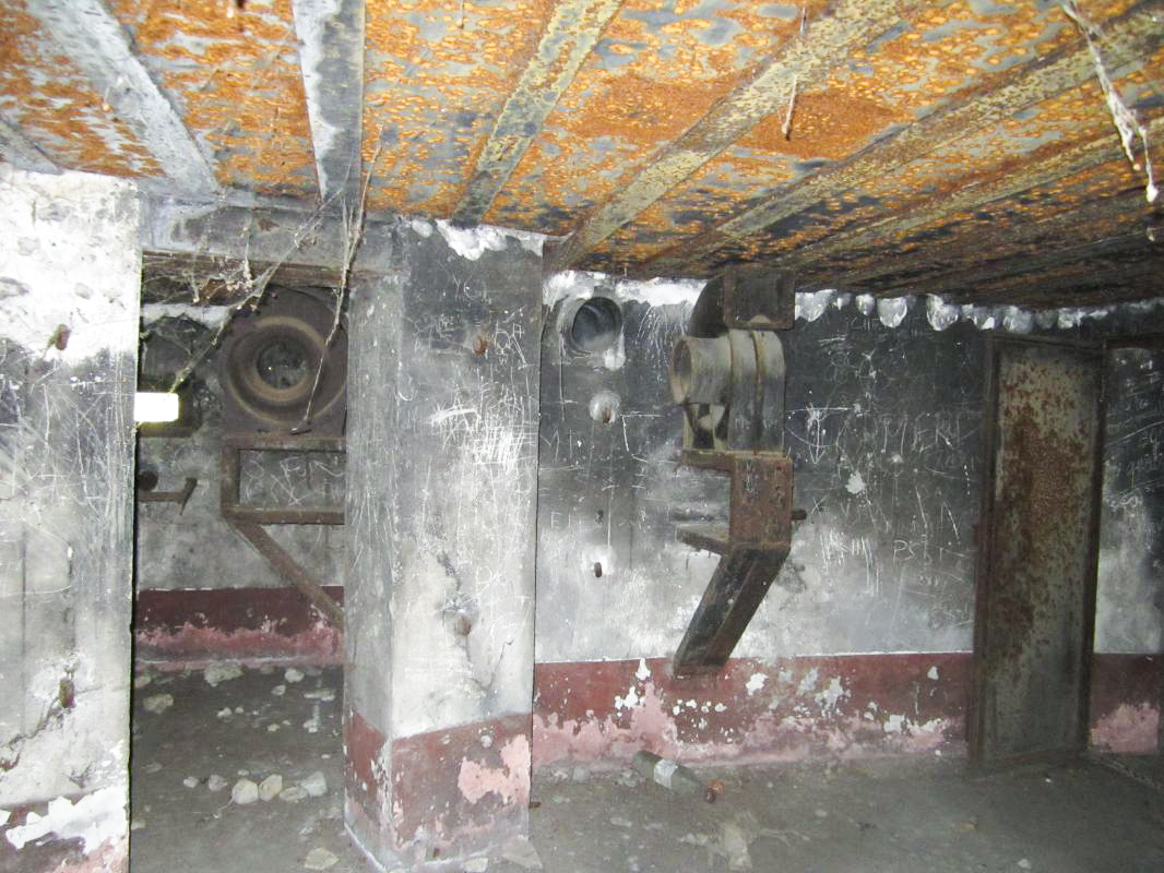 Ligne Maginot - WANTZENAU GARE - (PC de Sous-Quartier) - Chambre de tir nord (2 M) - Les Gardiens du Rhin