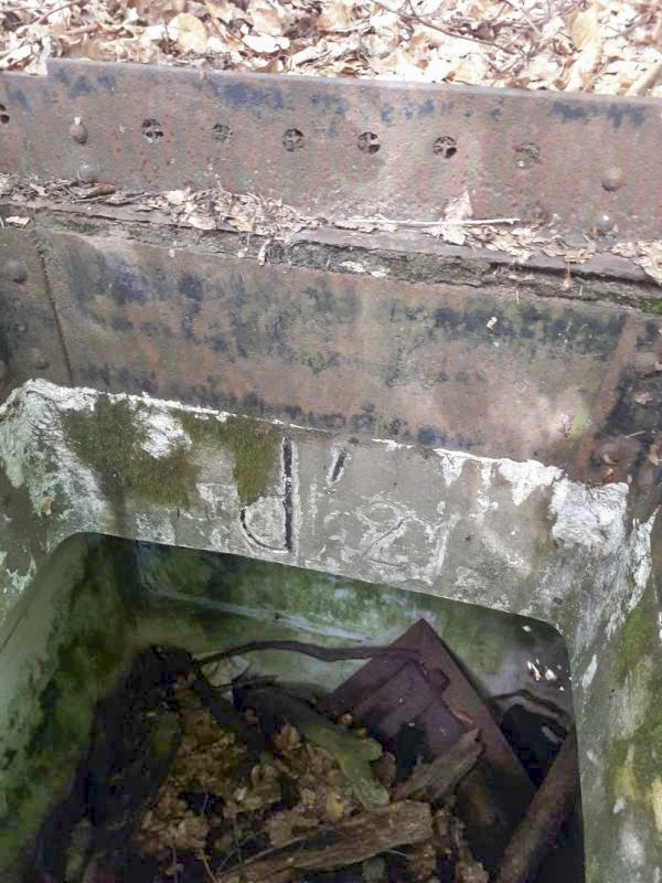 Ligne Maginot - D'21 - (Chambre de coupure) - Gravure dans le béton - B.Henrich