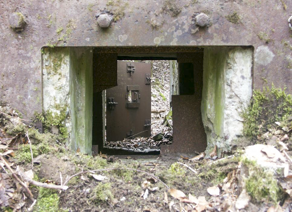 Ligne Maginot - DACHSECK 1 (Blockhaus pour canon) - Détail du créneau avec l'entrée du canon antichar à l'arrière plan - Pascal LAMBERT