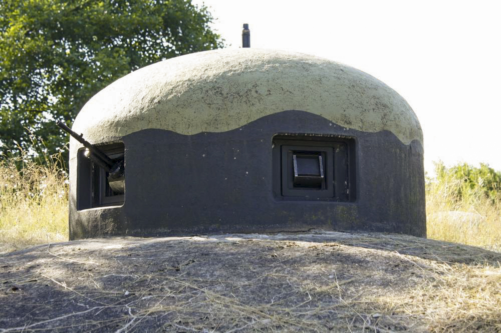 Ligne Maginot - DAMBACH NORD - NEUNHOFFEN SUD-EST - (Casemate d'infanterie - Double) - Cloche GFM
Le FM24/29 et un épiscope sont en place