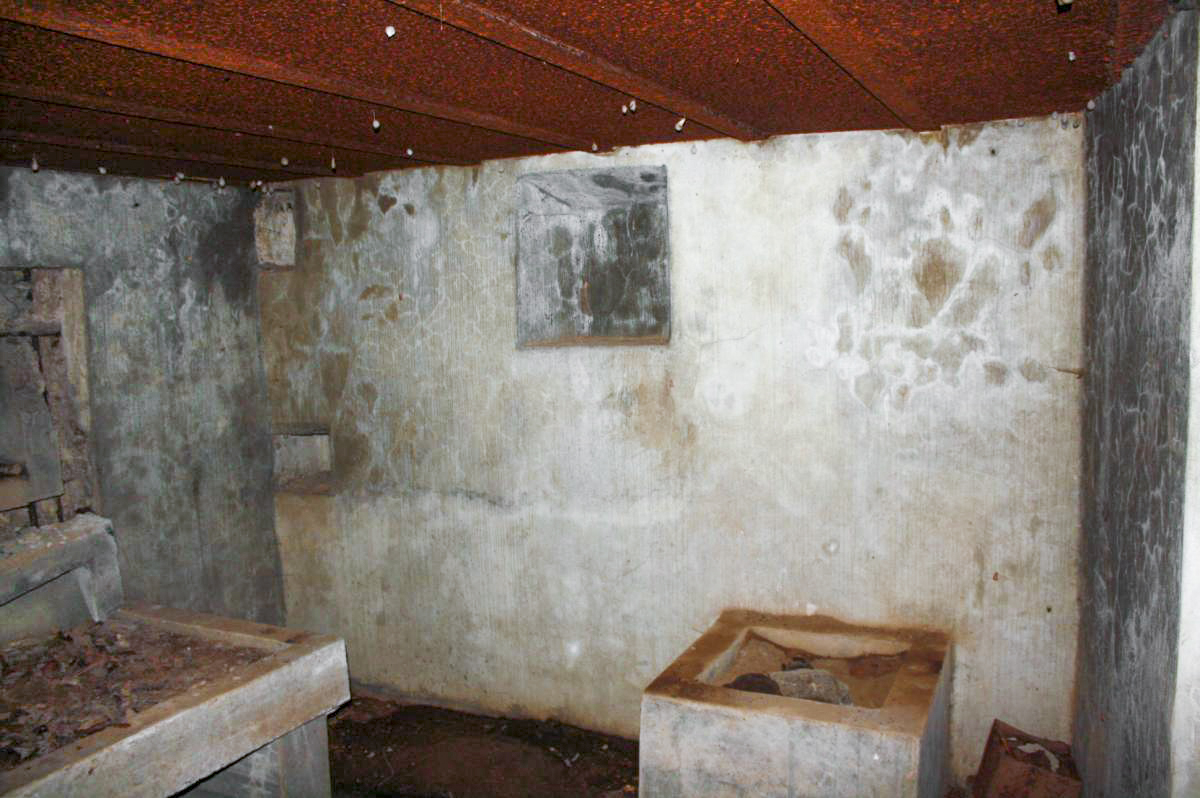 Ligne Maginot - DAMBACH SCIERIE - (Blockhaus pour arme infanterie) - Chambre de  tir nord
Logement de l'une des flèche de la pièce et emplacement pour une lampe à pétrole. - HAAG R.