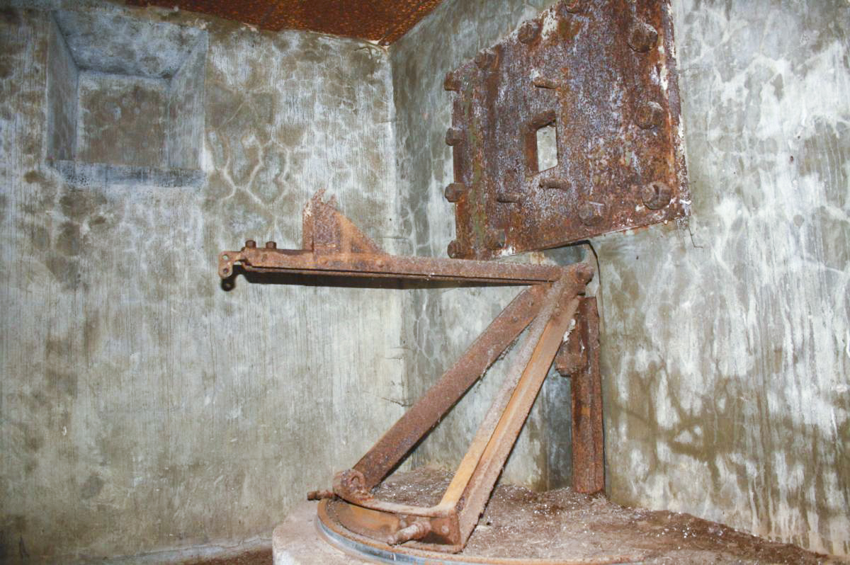 Ligne Maginot - DAMBACH SCIERIE - (Blockhaus pour arme infanterie) - Chambre de  tir sud
Blindage et affût type Nicolas et emplacement pour une lampe à pétrole. - HAAG R.