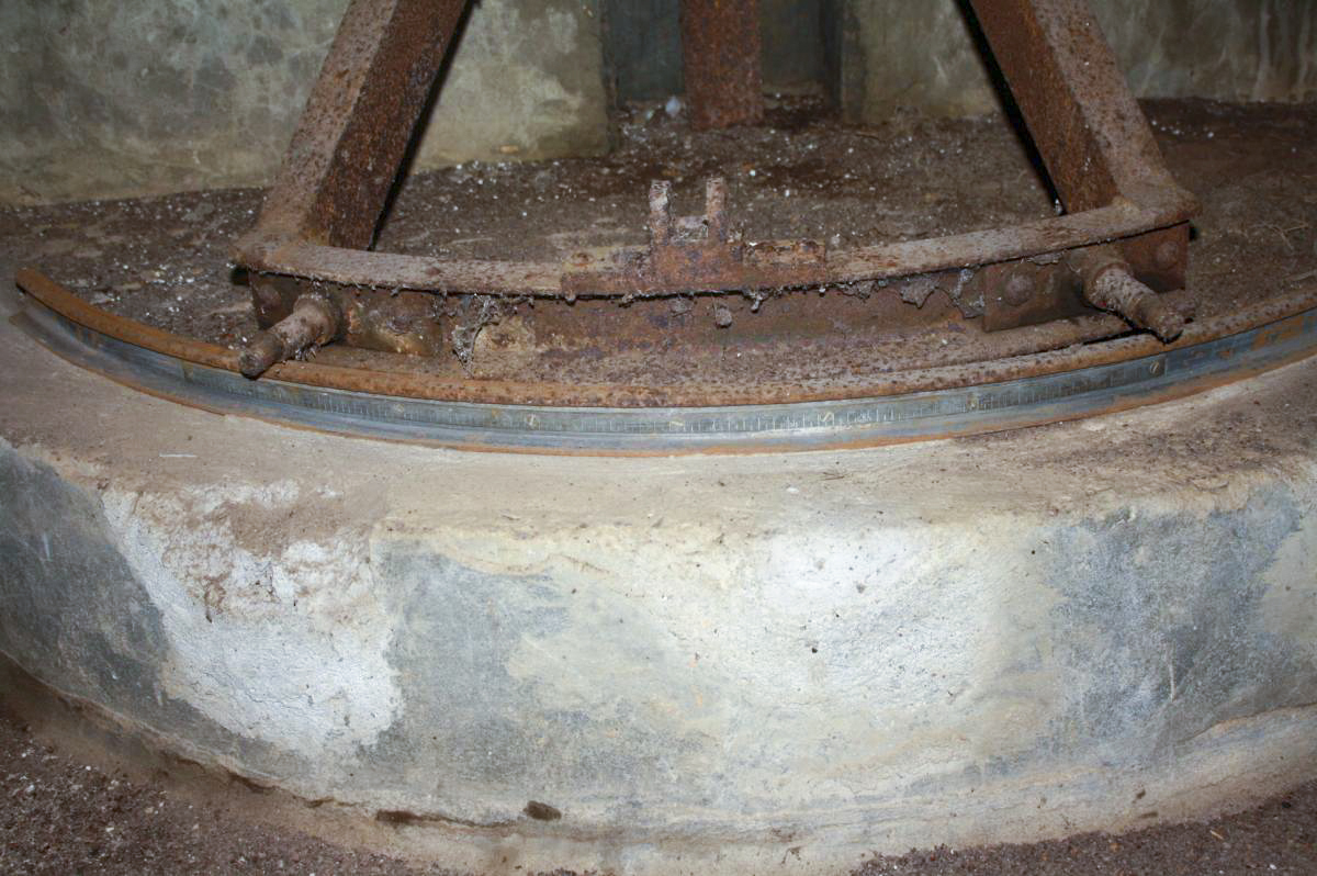 Ligne Maginot - DAMBACH SCIERIE - (Blockhaus pour arme infanterie) - Chambre de  tir sud
Circulaire de pointage installée sur un morceau de rail cintré. - HAAG R.