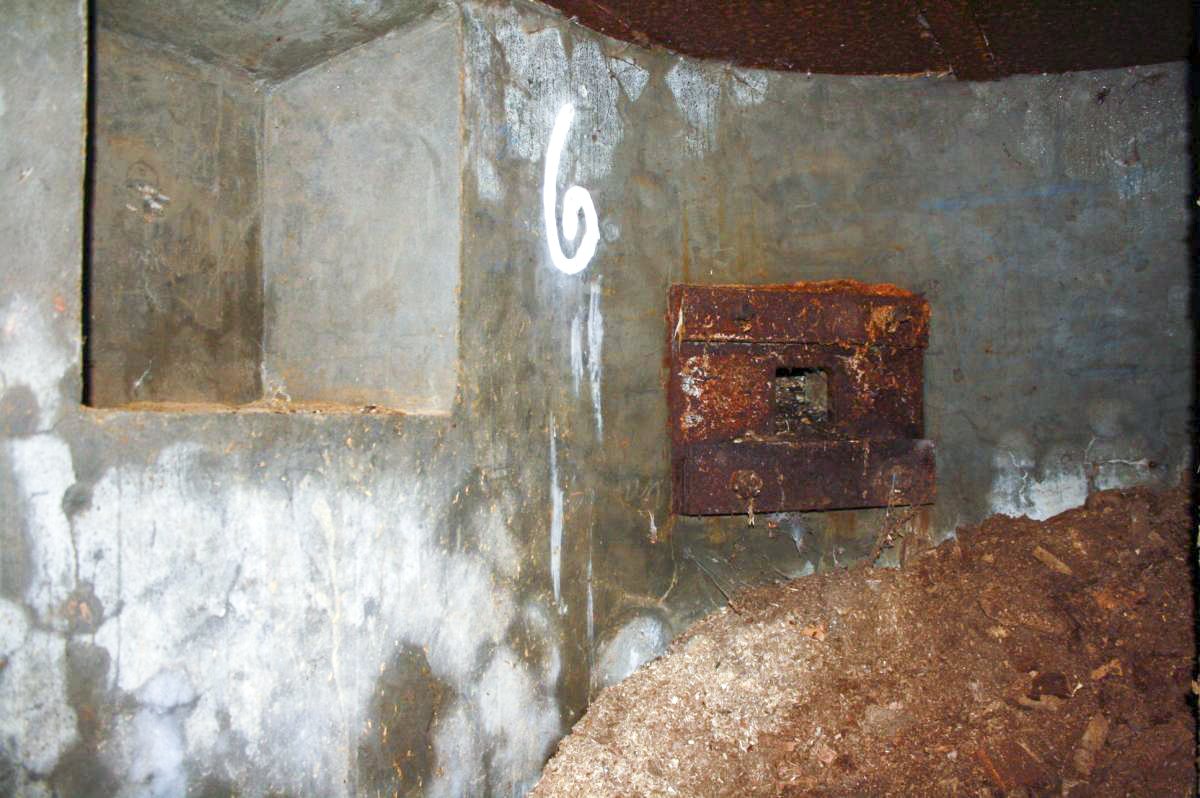 Ligne Maginot - DAMBACH SCIERIE - (Blockhaus pour arme infanterie) - Entrée hommes
Créneau FM battant en direction du sud et la route venant de Dambach et un emplacement pour une lampe à pétrole. - HAAG R.