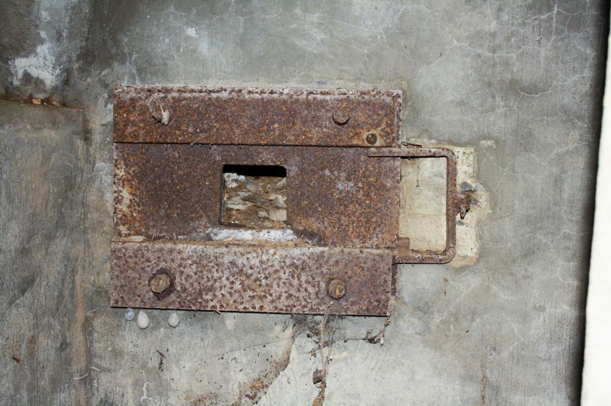 Ligne Maginot - DAMBACH SCIERIE - (Blockhaus pour arme infanterie) - Entrée materiel
Créneau FM battant en direction du nord, la route menant à Neunhoffen et les arrières de la casemate de Neunhoffen. Notez la présence support SB dans un blockhaus MOM. - HAAG R.