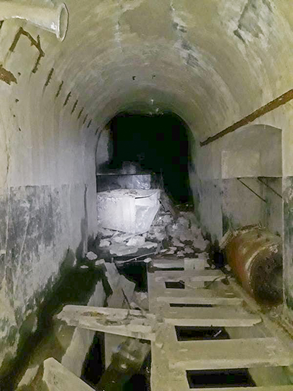 Ligne Maginot - DEPOT - (Abri) - Galerie en bas d'un escalier