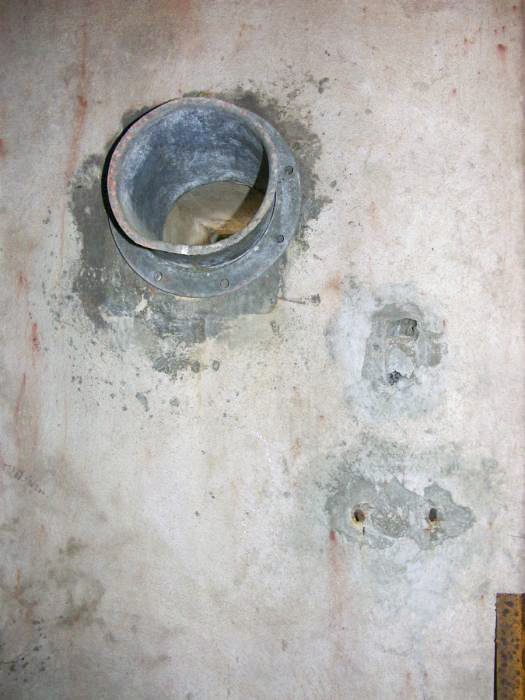 Ligne Maginot - ERLENMOOS Nord (Avant Poste) (Blockhaus pour arme infanterie) - Gaine de prise d'air de la ventilation. Les fixations visibles sur la droite sont celles de la prise téléphonique (en bas) et du système de protection fusible (au dessus)