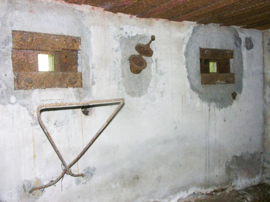 Ligne Maginot - ERLENMOOS Nord (Avant Poste) (Blockhaus pour arme infanterie) - Les deux créneaux de tir et la goulotte lance grenade en position centrale.
Noter le support artisanal du créneau de gauche