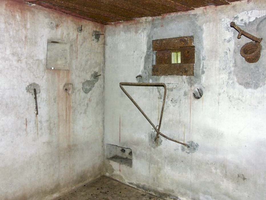 Ligne Maginot - ERLENMOOS Nord (Avant Poste) (Blockhaus pour arme infanterie) - Le premier créneau de tir, la goulotte lance grenade et en bas à gauche les fourreaux pour la mise à feu du dispositif de destruction préparée (ancien dispositif)