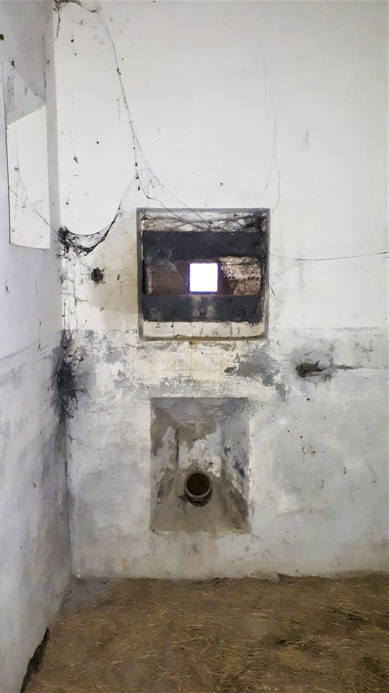 Ligne Maginot - HOFFEN - (Abri) - Local ventilateur air vicié
Créneau FM de façade
