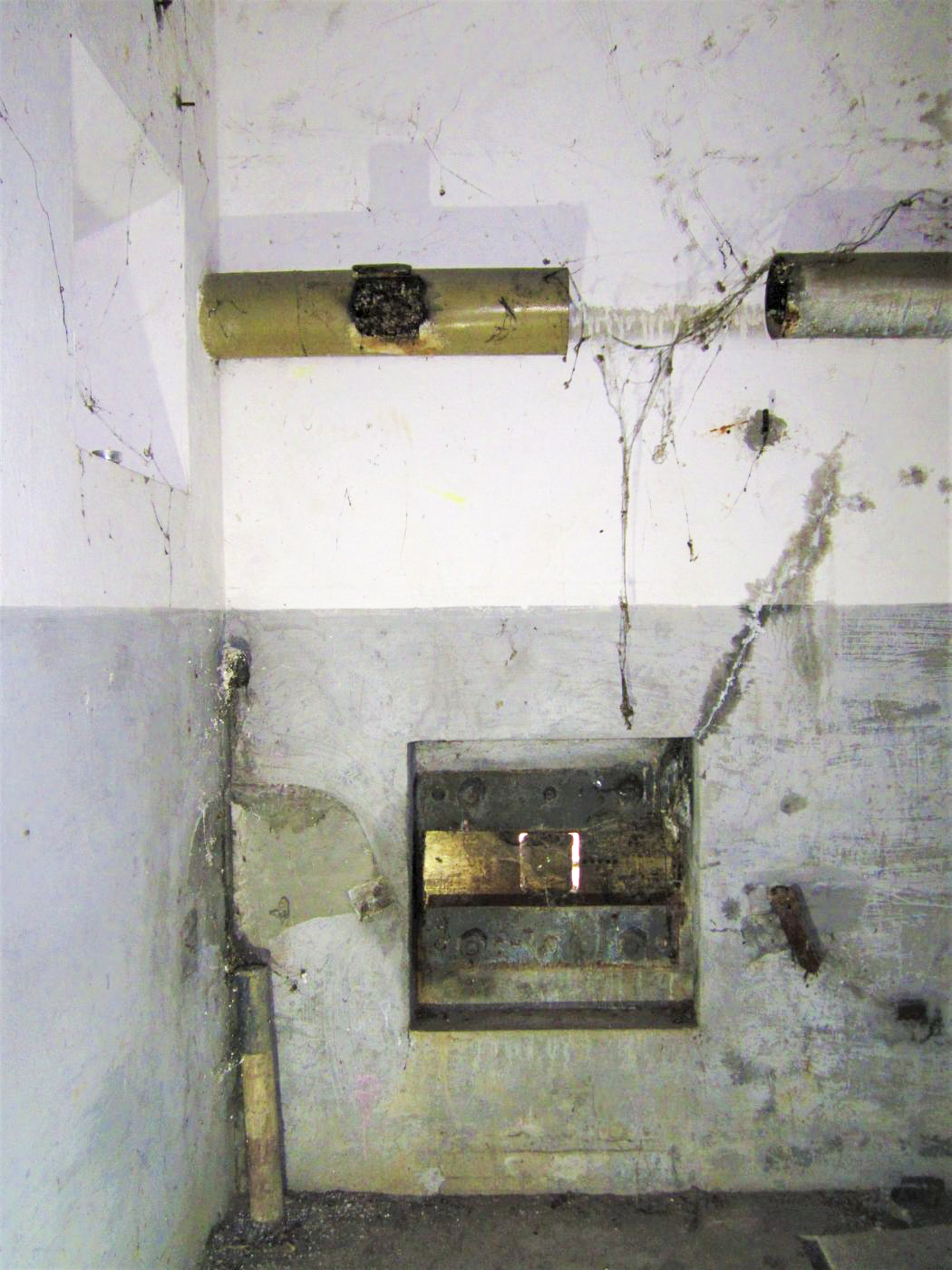 Ligne Maginot - HOFFEN - (Abri) - Latrines
Créneau FM de façade - Gregory Fuchs