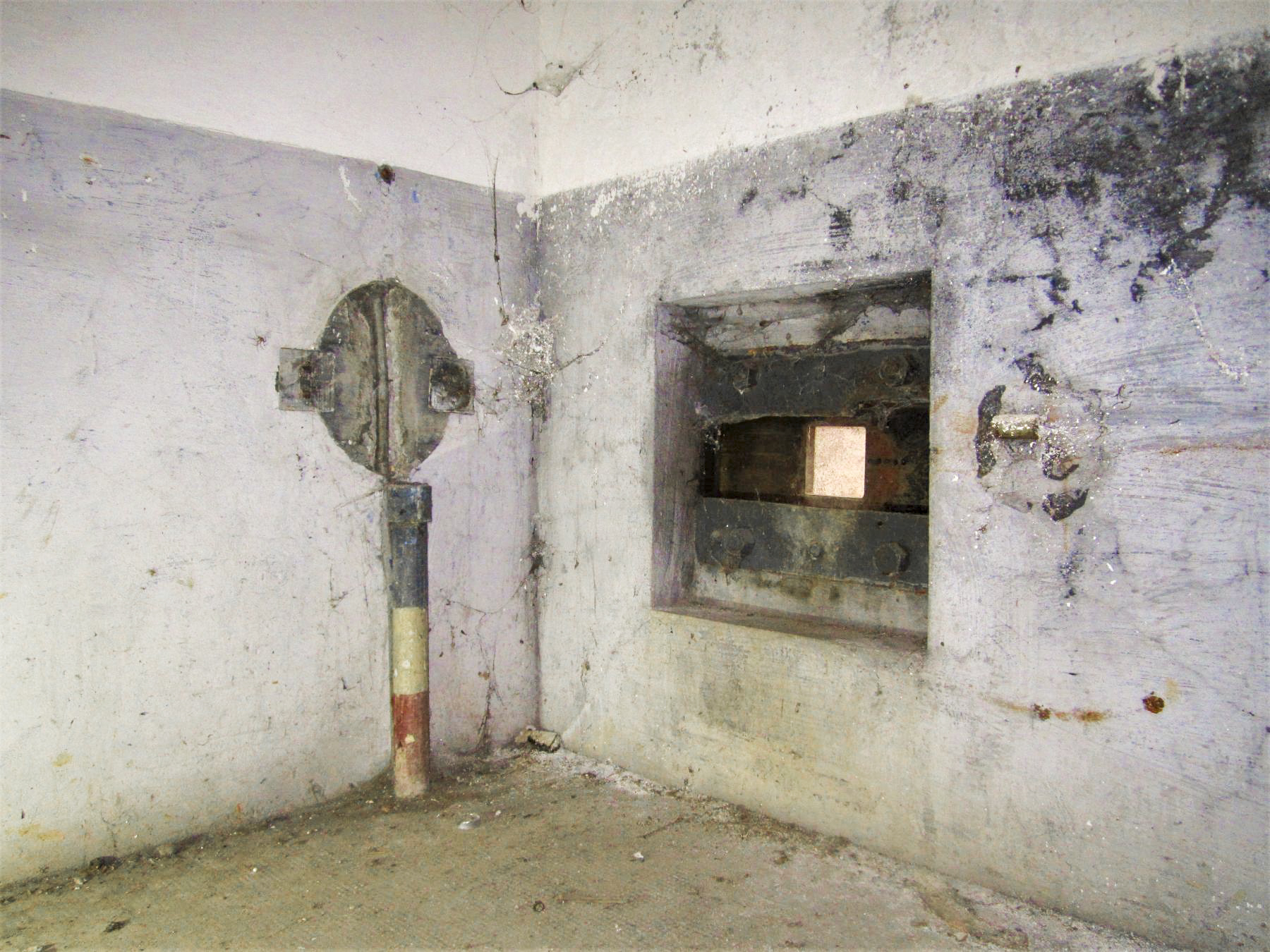 Ligne Maginot - HOFFEN - (Abri) - Latrines des officiers
Créneau FM de façade