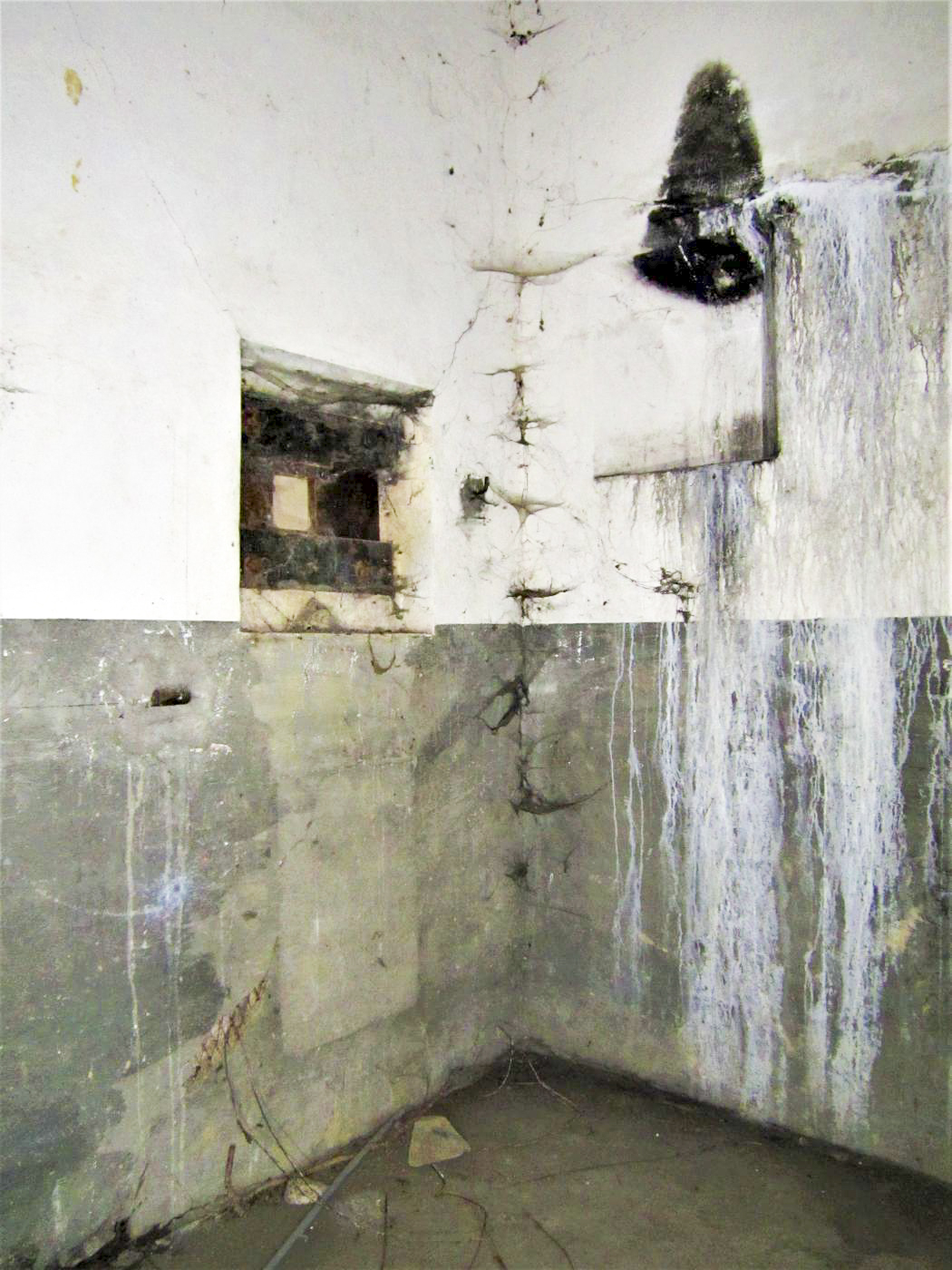 Ligne Maginot - HOFFEN - (Abri) - Réserve de charbon
Créneau FM de façade - Gregory Fuchs