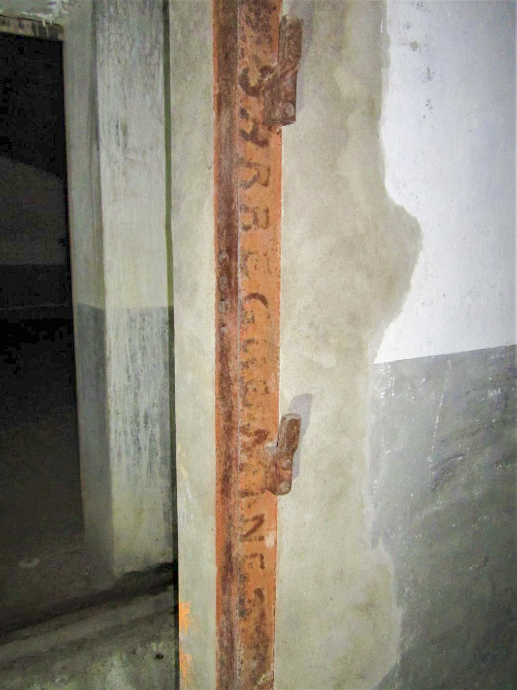 Ligne Maginot - HOFFEN - (Abri) - Réserve de charbon
Marquage constructeur 'Sarreguemines' sur le cadre de porte