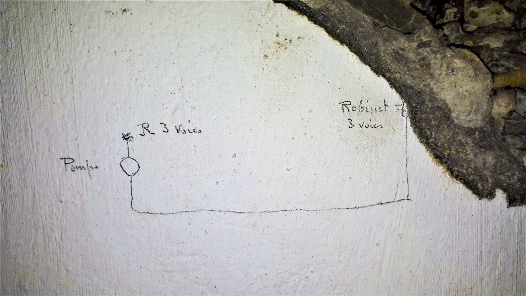 Ligne Maginot - HOFFEN - (Abri) - Réserve d'huile et de gasoil
Schéma de la pompe et des vannes 3 voies
(refroidissement des groupes ?)