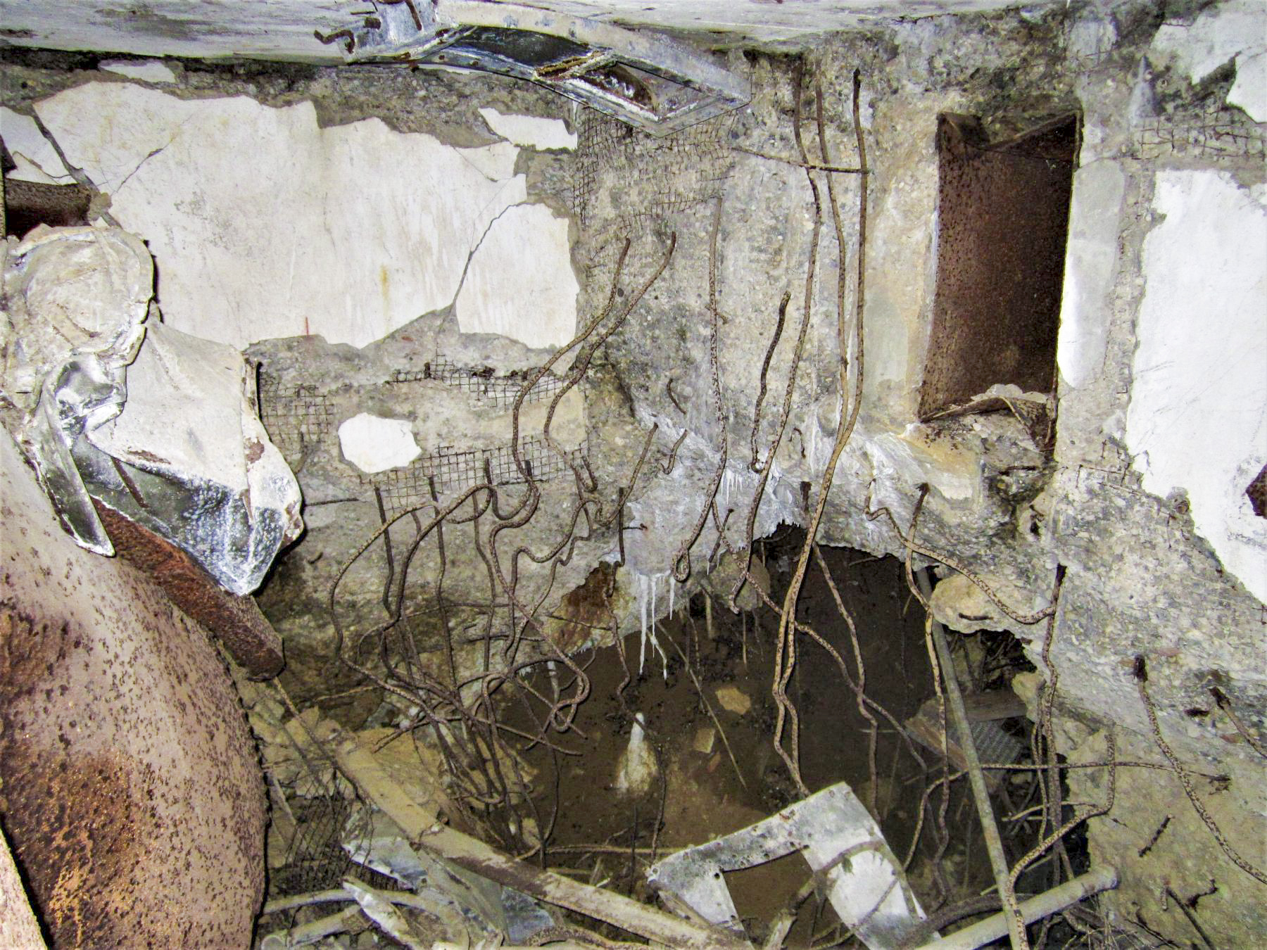 Ligne Maginot - HOFFEN - (Abri) - Le local des réservoirs de refroidissement des groupes à été totalement détruit par l'explosion de la bombe de stuka
