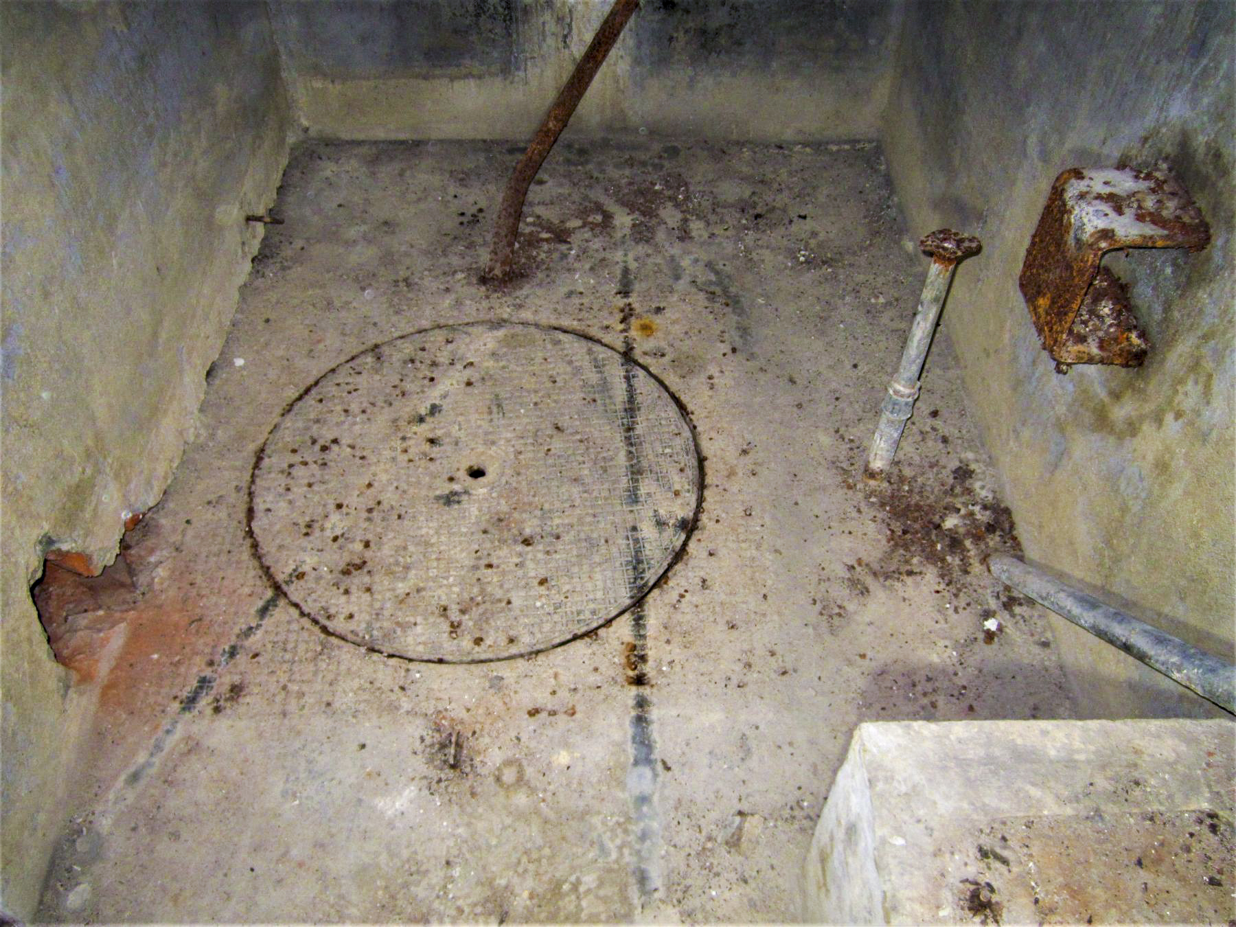 Ligne Maginot - HOFFEN - (Abri) - Puits 
A droite support de la pompe manuelle Jappy