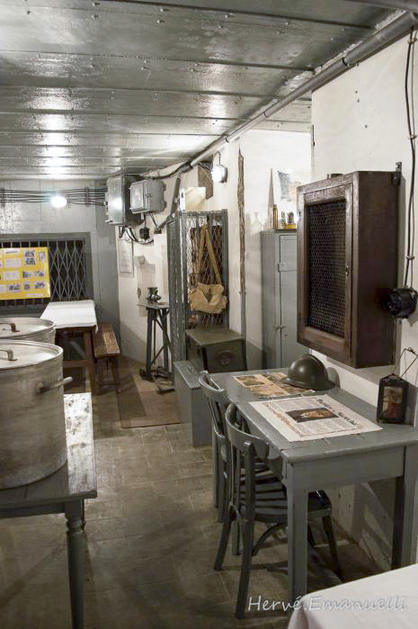 Ligne Maginot - MC21 - MC29B (Casemate d'infanterie - double) - A droite l'accès à la cloche GFM non posée