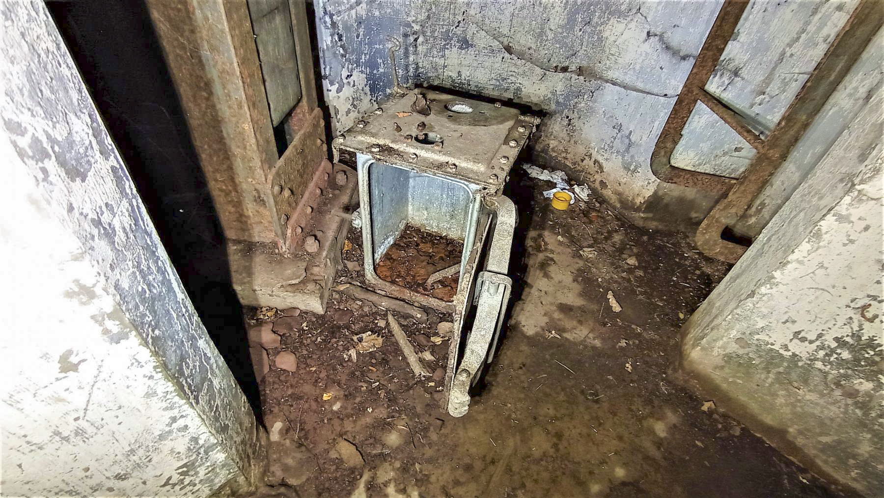 Ligne Maginot - REYERSVILLER - (Abri) - Puits de la cloche GFM
Caisson de récupération des douilles