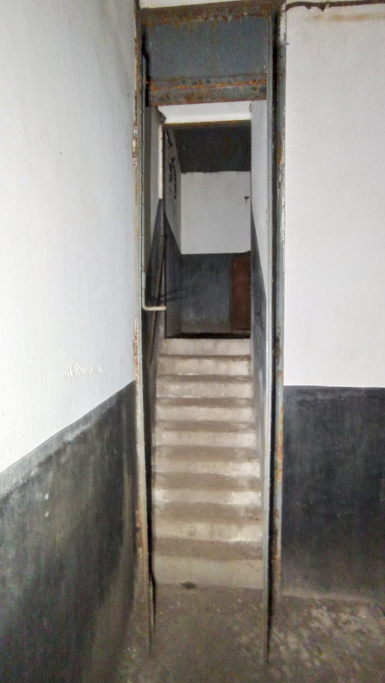 Ligne Maginot - FREUDENBERG (QUARTIER SCHIESSECK - I/37° RIF) - (Abri) - Accès direct au local du piquet de garde depuis la cage d'escalier
Noter la hauteur des portes - Baptiste GAUDIN