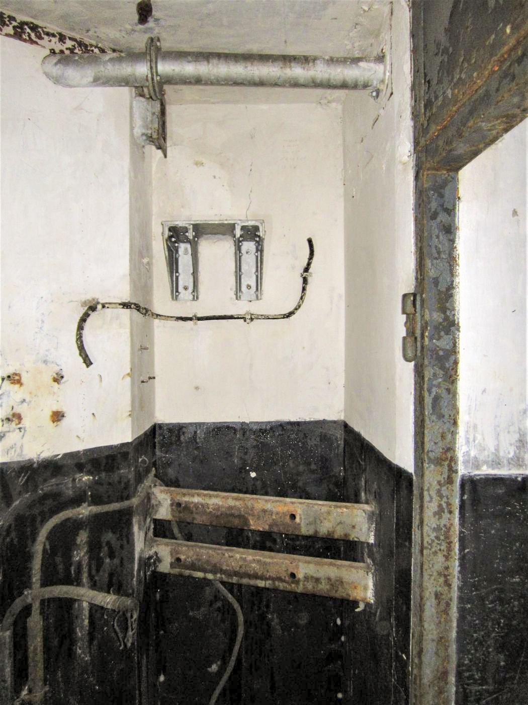 Ligne Maginot - FREUDENBERG (QUARTIER SCHIESSECK - I/37° RIF) - (Abri) - En haut support du ventilateur de mise en surpression de la caponnière, en bas support du moteur - Gregory Fuchs