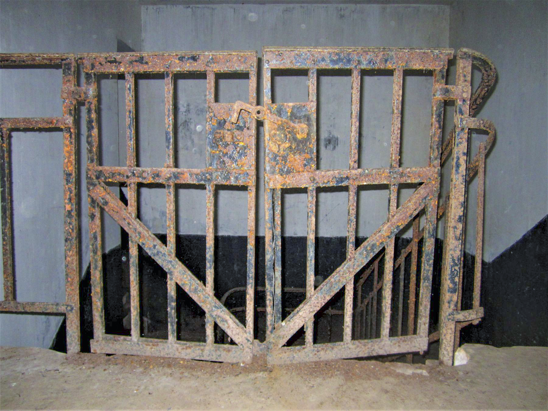 Ligne Maginot - FREUDENBERG (QUARTIER SCHIESSECK - I/37° RIF) - (Abri) - Palier du coffre Est
Portillon pour la manutention - Gregory Fuchs