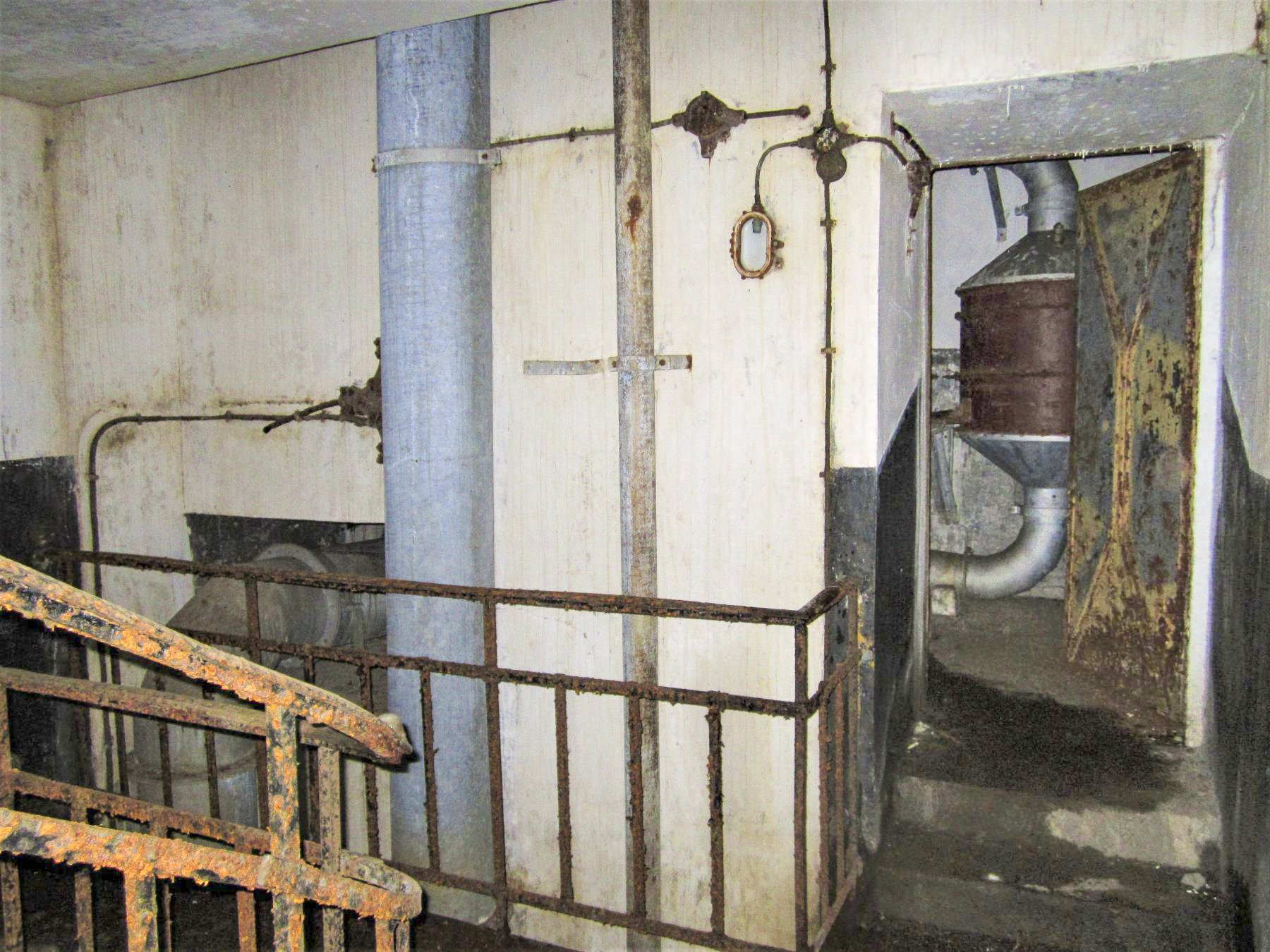 Ligne Maginot - FREUDENBERG (QUARTIER SCHIESSECK - I/37° RIF) - (Abri) - Coffre est
Entrée du local filtres et ventilation - Gregory Fuchs