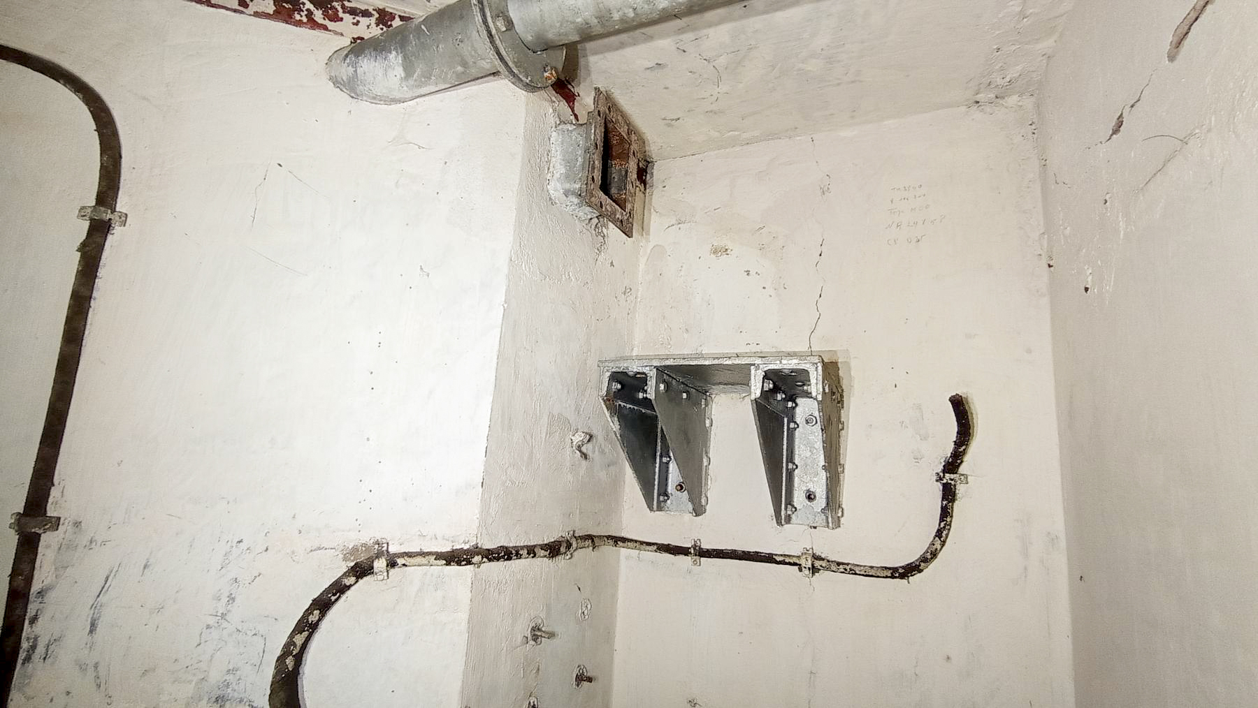 Ligne Maginot - FREUDENBERG (QUARTIER SCHIESSECK - I/37° RIF) - (Abri) - Support du ventilateur de mise en surpression de la caponnière - Baptiste GAUDIN