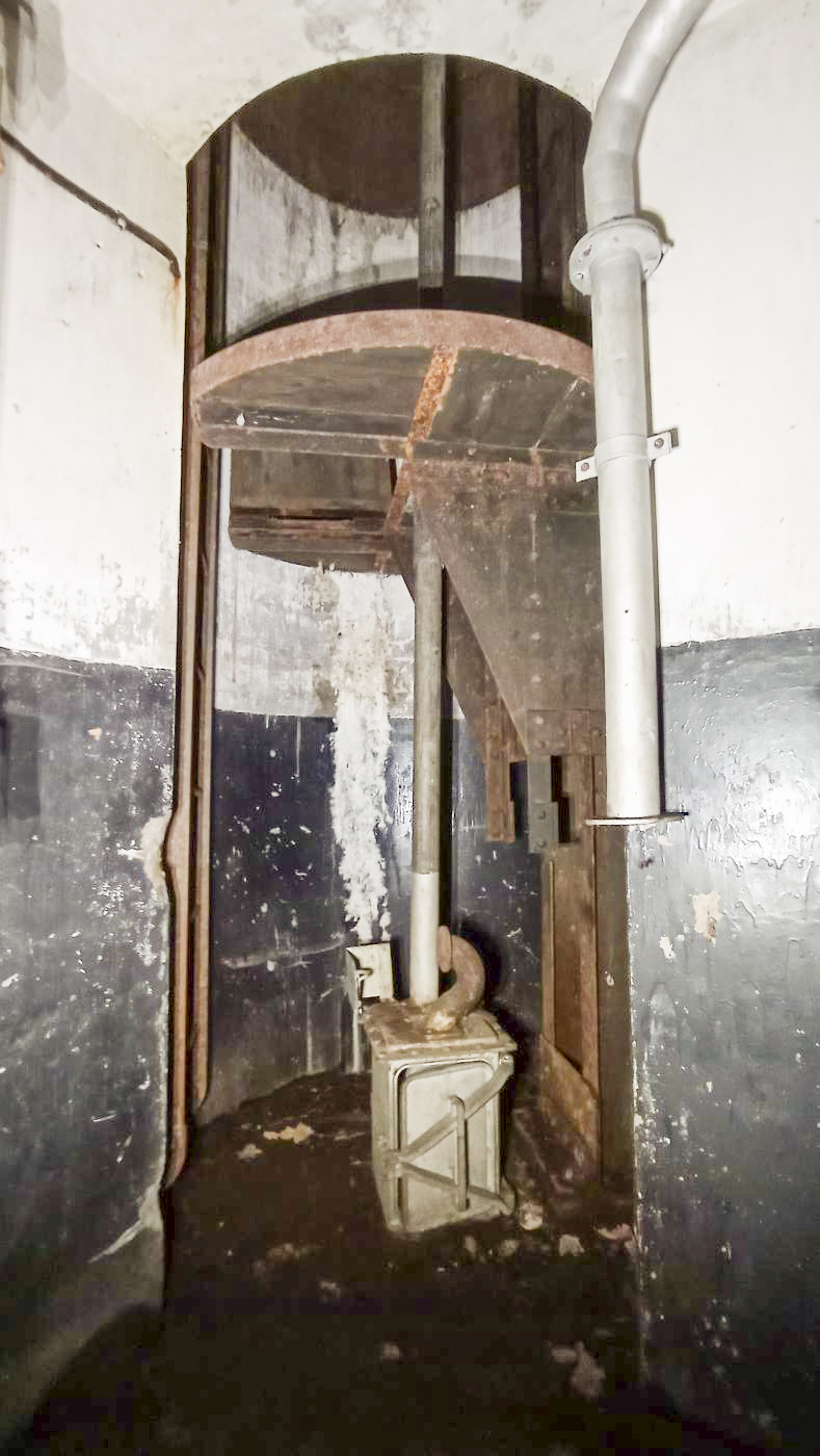 Ligne Maginot - FREUDENBERG (QUARTIER SCHIESSECK - I/37° RIF) - (Abri) - Coffre Est
Puits de la cloche GFM avec le plancher mobile en position basse - Baptiste GAUDIN