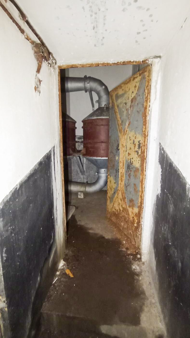 Ligne Maginot - FREUDENBERG (QUARTIER SCHIESSECK - I/37° RIF) - (Abri) - Coffre est
Entrée du local filtres et ventilation - Baptiste GAUDIN