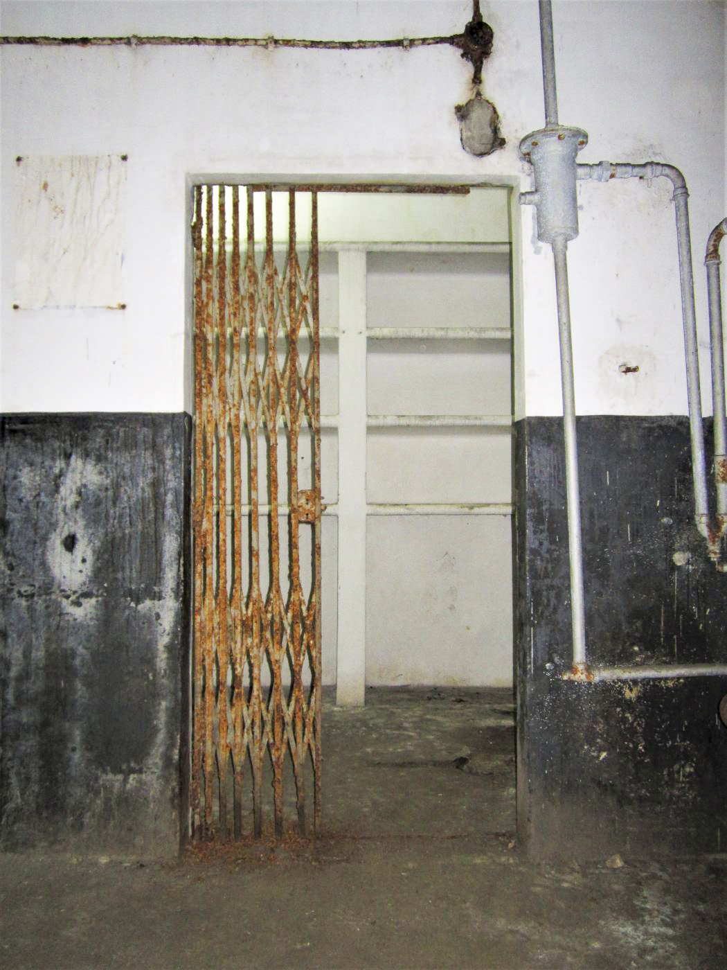 Ligne Maginot - FREUDENBERG (QUARTIER SCHIESSECK - I/37° RIF) - (Abri) - Entrée du magasin aux vivres - Gregory Fuchs