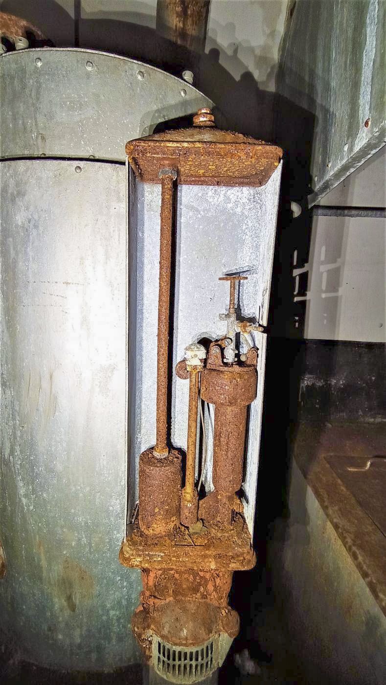 Ligne Maginot - FREUDENBERG (QUARTIER SCHIESSECK - I/37° RIF) - (Abri) - Boitier de régulation de la chaudière 
Le capot du boitier et le manomètre ont disparus - Baptiste GAUDIN