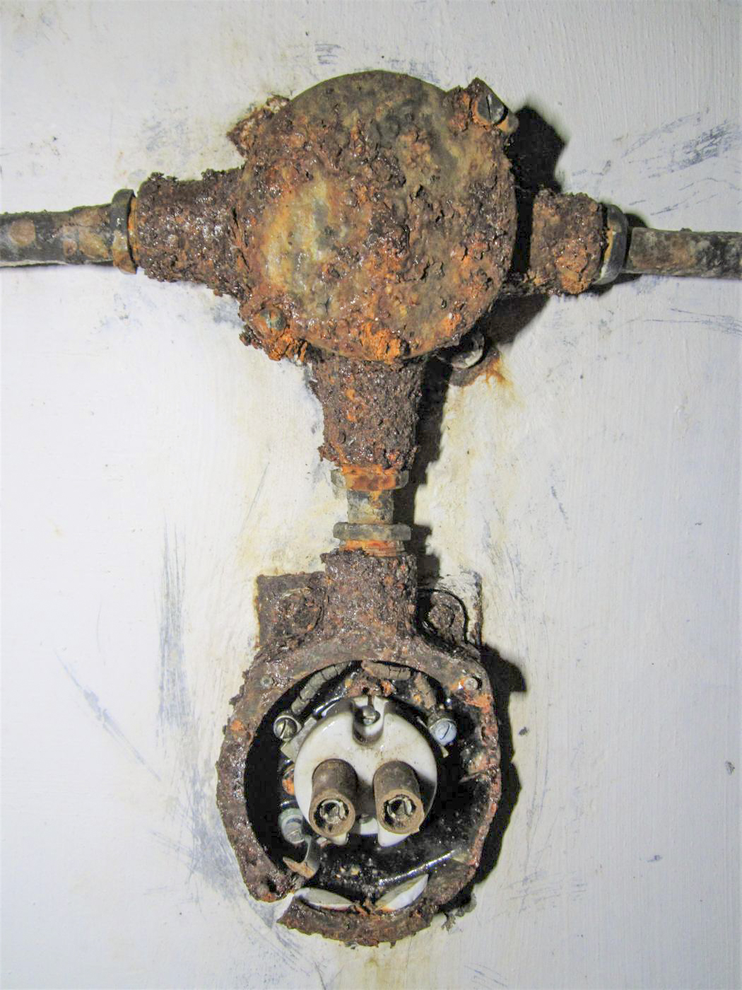 Ligne Maginot - FREUDENBERG (QUARTIER SCHIESSECK - I/37° RIF) - (Abri) - Prise de lampe baladeuse pour la visite de la fosse - Gregory Fuchs