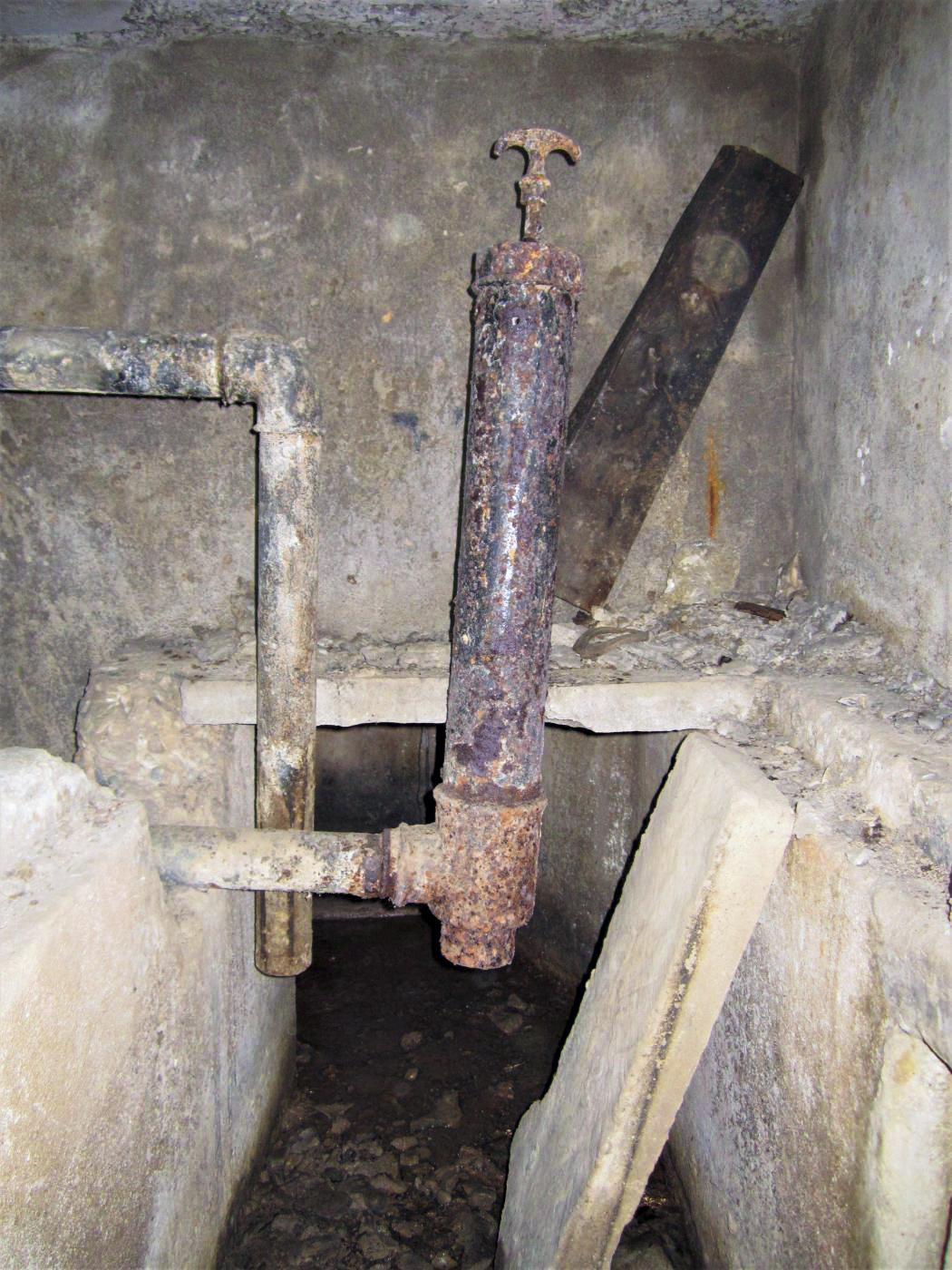 Ligne Maginot - FREUDENBERG (QUARTIER SCHIESSECK - I/37° RIF) - (Abri) - Evacuation et agitateur de la fosse chimique ASEPTA - Gregory Fuchs
