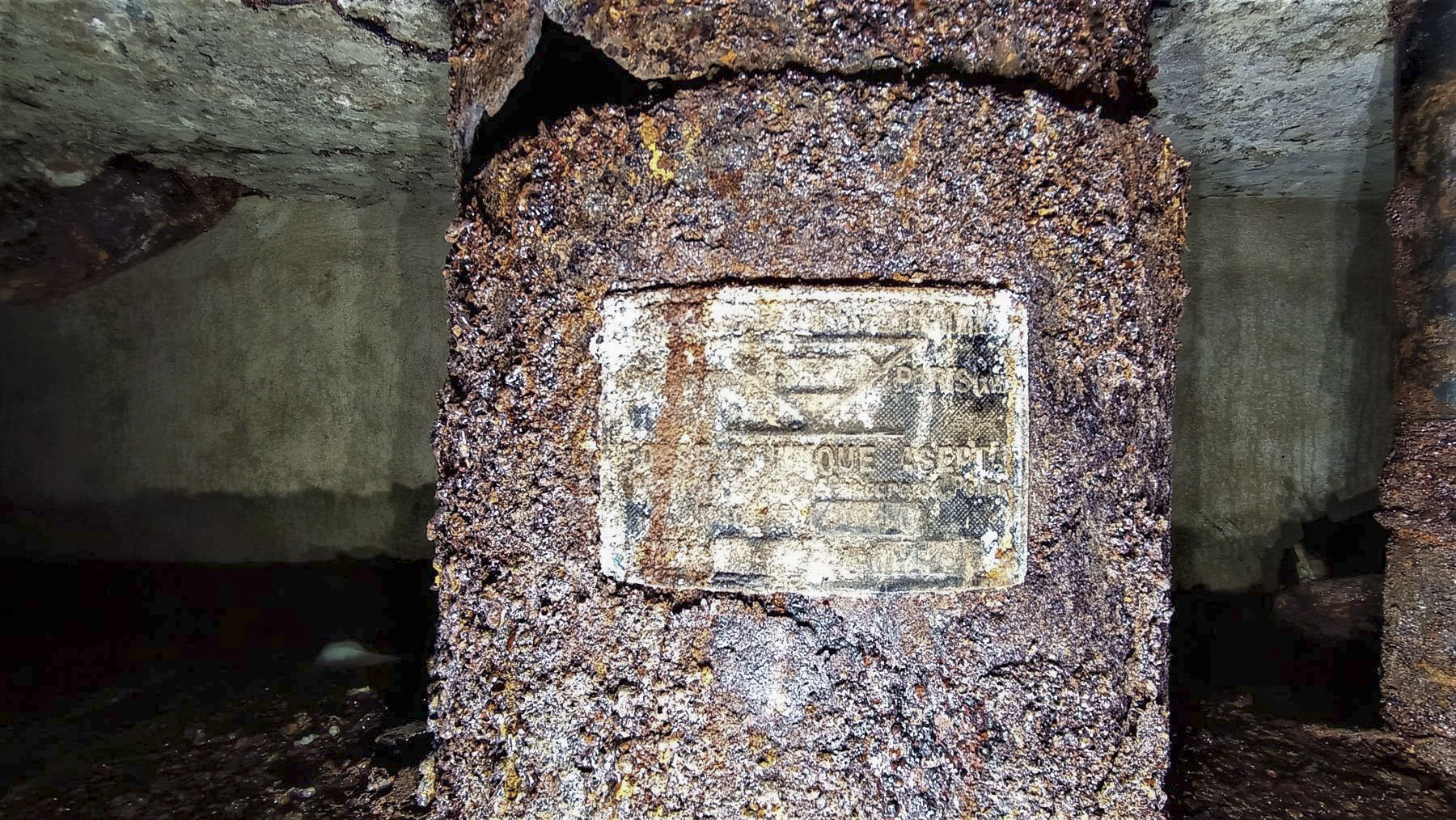 Ligne Maginot - FREUDENBERG (QUARTIER SCHIESSECK - I/37° RIF) - (Abri) - Plaque constructeur d'une fosse chimique ASEPTA - Baptiste GAUDIN