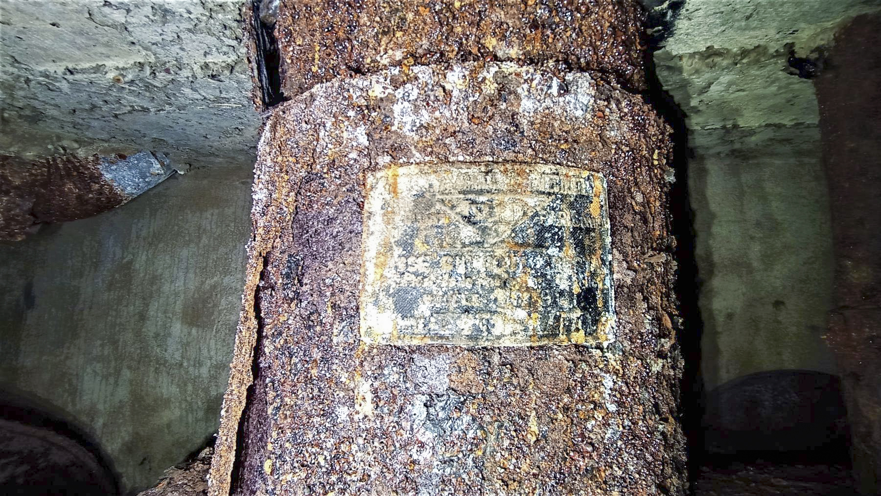 Ligne Maginot - FREUDENBERG (QUARTIER SCHIESSECK - I/37° RIF) - (Abri) - Plaque constructeur d'une fosse chimique ASEPTA - Baptiste GAUDIN