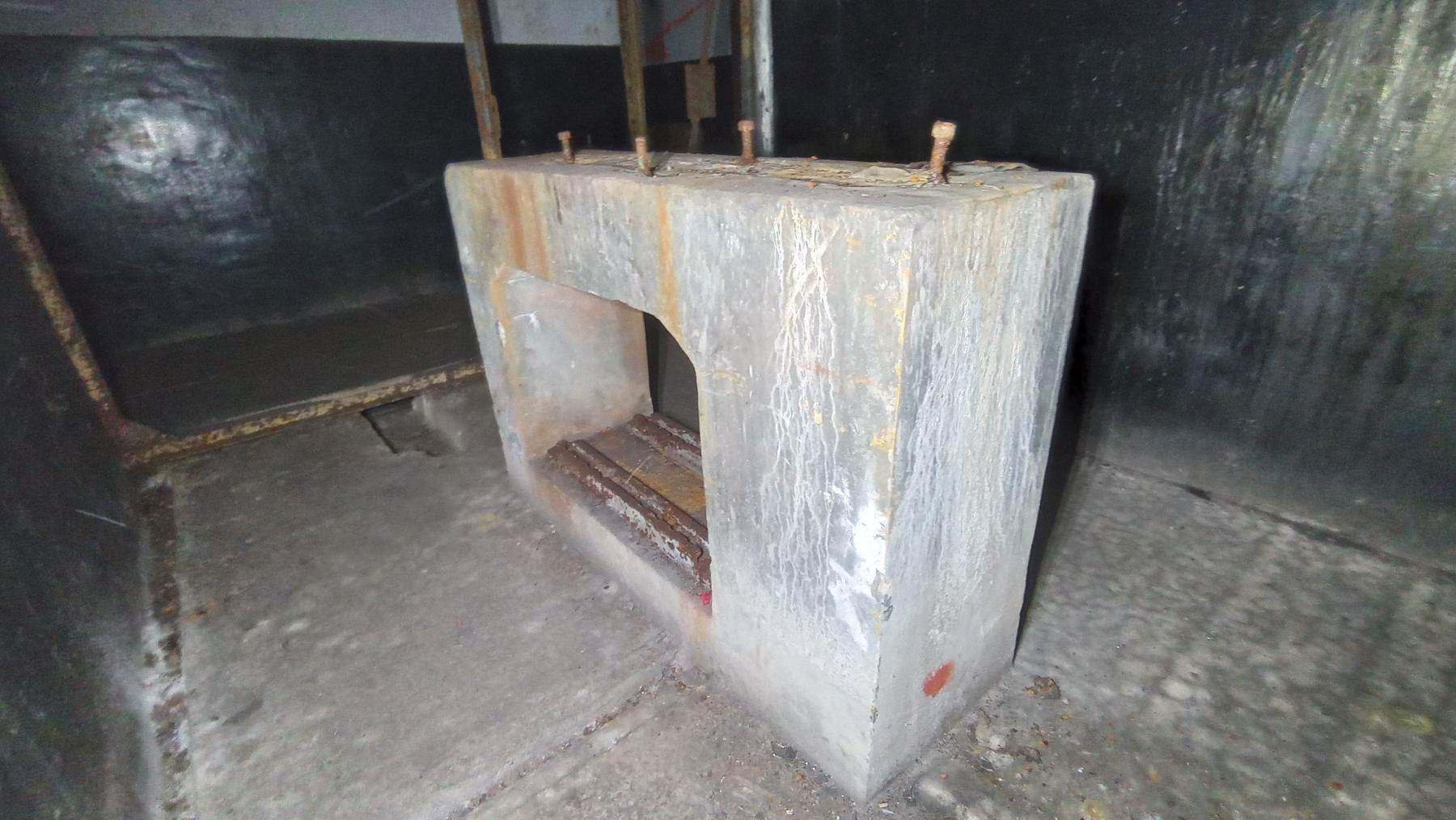 Ligne Maginot - FREUDENBERG (QUARTIER SCHIESSECK - I/37° RIF) - (Abri) - Support de la presse Hydraulique de la pompe Mengin et de son moteur électrique - Baptiste GAUDIN