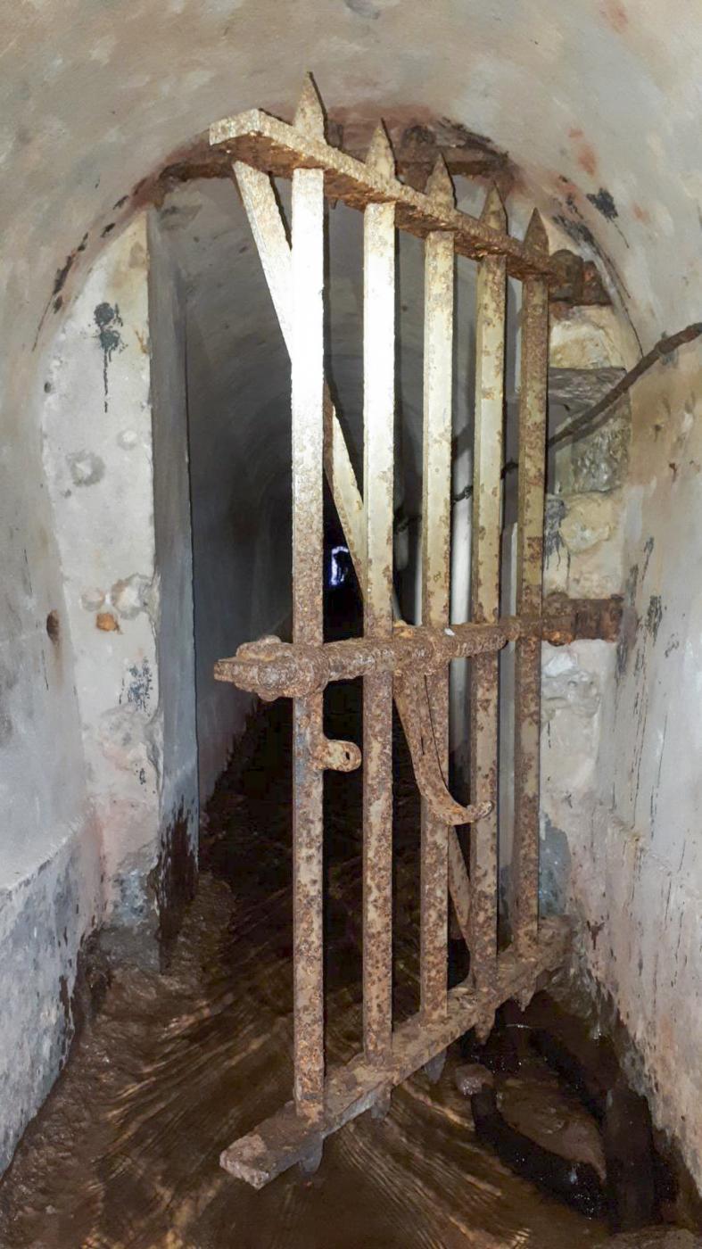 Ligne Maginot - FREUDENBERG (QUARTIER SCHIESSECK - I/37° RIF) - (Abri) - Grille dans la galerie de l'égout
Noter les impacts de balles autour de la grille - Gregory Fuchs