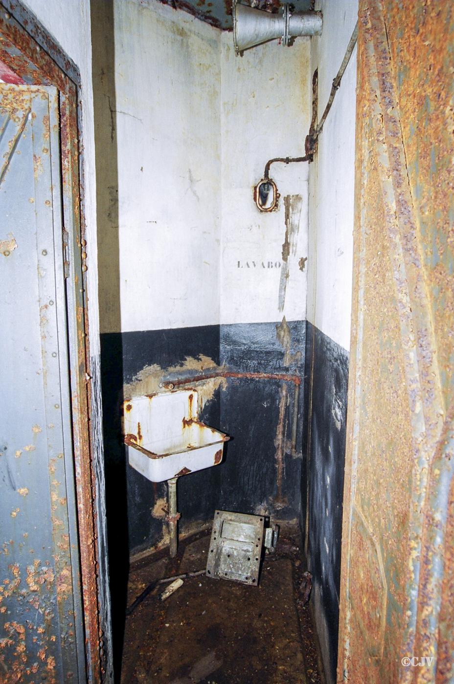 Ligne Maginot - FREUDENBERG (Observatoire d'artillerie) - Sanitaires, à gauche entrée des latrines