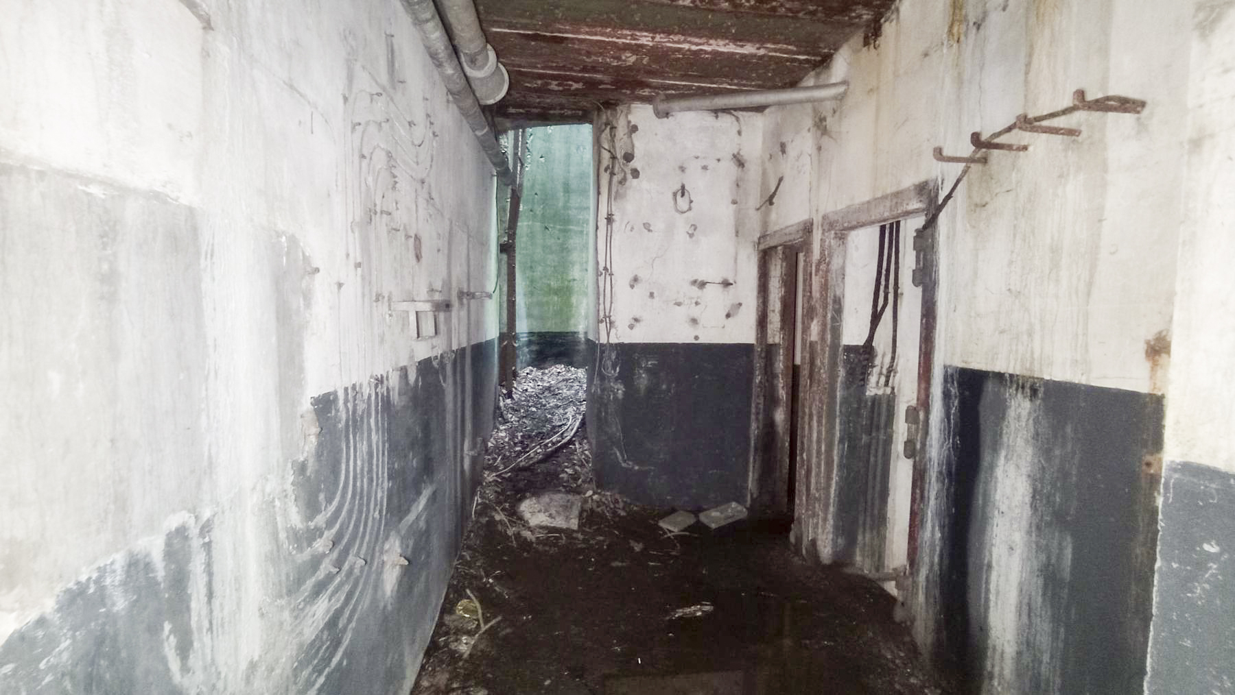 Ligne Maginot - FREUDENBERG - (Observatoire d'artillerie) - Local de l'observatoire, au fond la cloche GFM - Baptiste GAUDIN