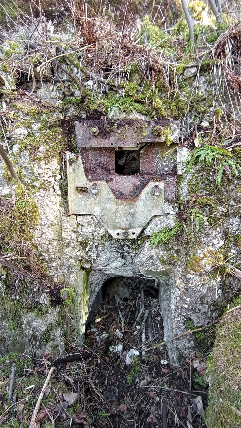 Ligne Maginot - SCHMELZBACH OUEST - (Casemate d'infanterie) - Créneau FM de façade et en bas créneau FM du fossé diamant