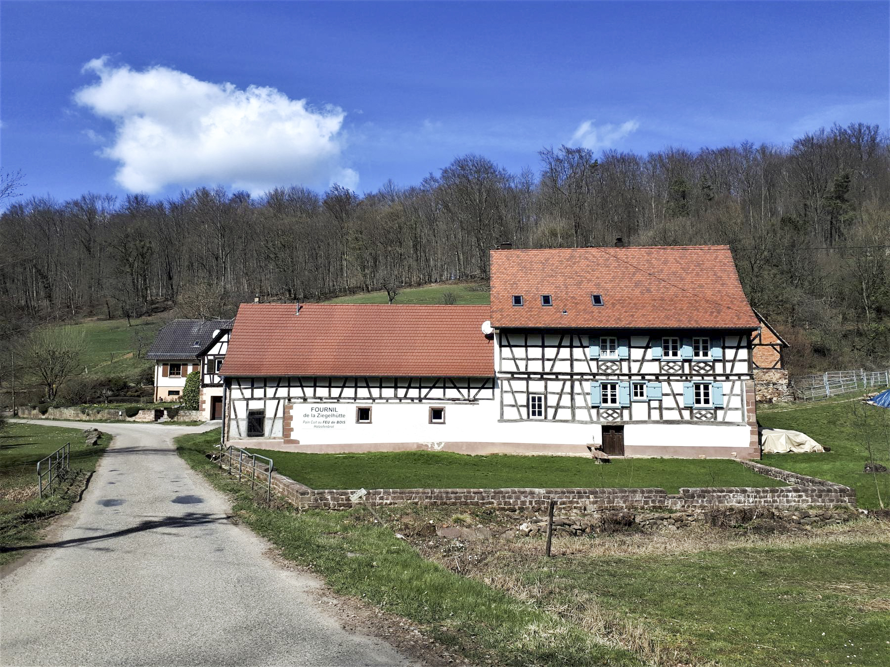 Ligne Maginot - ZIEGELHUTTE - (Barrage de Route) - Même vue que la photo d'époque, le barrage se trouvait juste devant le pont du Schmelzbach