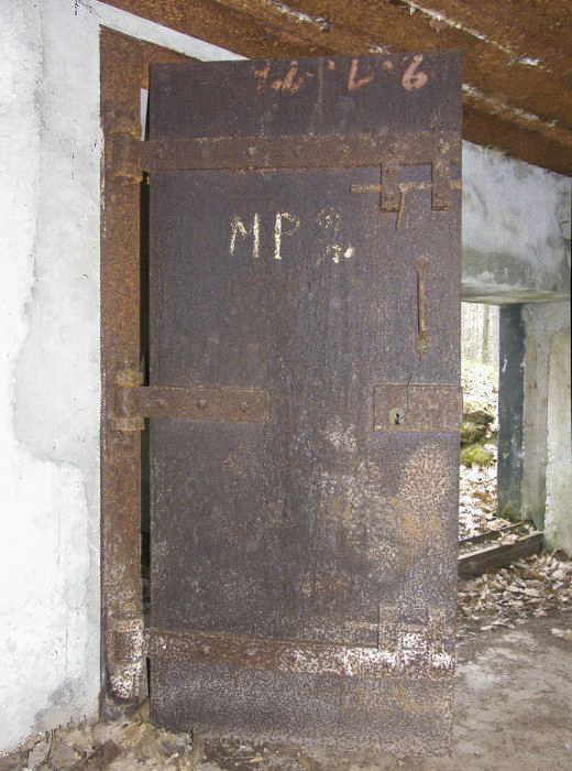 Ligne Maginot - MAIN DU PRINCE 1 - (Blockhaus pour canon) - La porte intérieure entre le sas d'entrée et la casemate. L'entrée pour canon est située sur la droite